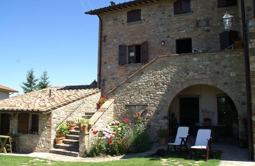 Montone House | Holiday Home in Montone with Pool & Garden