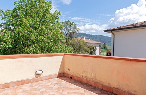 San Martino a Ulmiano House | Holiday Home 'Villa Regno di Toscana' with Private Terrace and Balcony