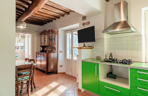 San Giuliano Terme House | Holiday Home 'Villetta Dei Cipressi' with Private Terrace and Wi-Fi