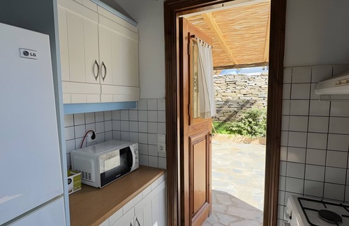 Koundouros House | Holiday Home 'Kea's Sunset Stone Retreat' with Sea View, Wi-Fi and Air Conditioning