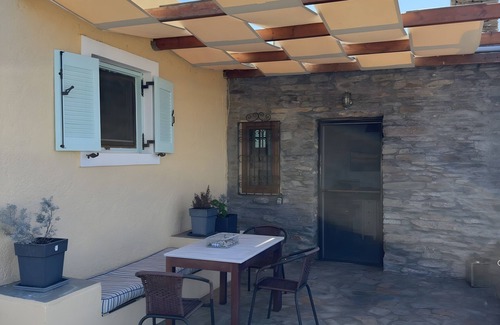Koundouros House | Holiday Home 'Kea's Sunset Stone Retreat' with Sea View, Wi-Fi and Air Conditioning