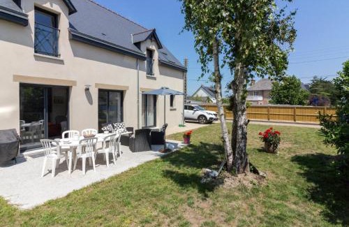 Saint-Lunaire House | Holiday Home Ker-Heol by Interhome