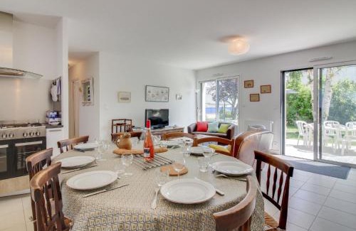 Saint-Lunaire House | Holiday Home Ker-Heol by Interhome