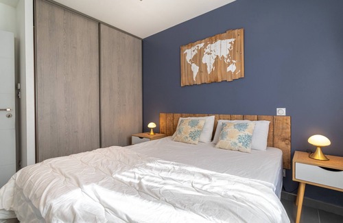 Cabestany House | Holiday Home 'La Casa Del Benestar' with Private Terrace, Wi-Fi and Air Conditioning