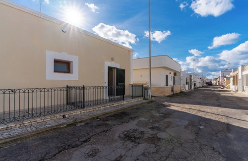 Torre San Giovanni House | Holiday Home 'La Casetta Al Mare' with Wi-Fi and Air Conditioning
