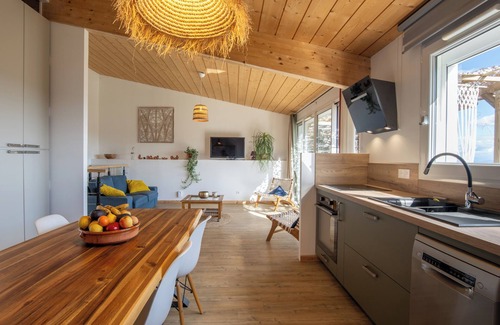 Salazac House | Holiday Home 'La Chant Des Tongs - La Canopée' with Mountain View, Wi-Fi and Air Conditioning