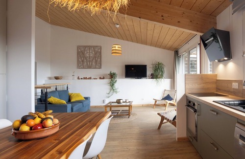 Salazac House | Holiday Home 'La Chant Des Tongs - La Canopée' with Mountain View, Wi-Fi and Air Conditioning