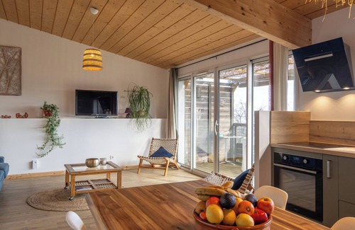 Salazac House | Holiday Home 'La Chant Des Tongs - La Canopée' with Mountain View, Wi-Fi and Air Conditioning