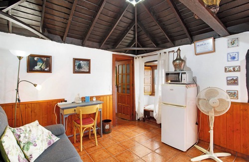 Tijarafe House | Holiday Home 'La Chirlaca' with Sea View, Private Garden and Wi-Fi