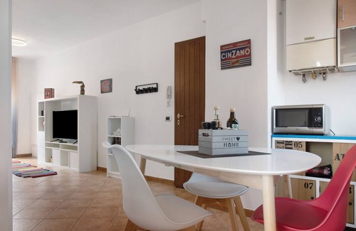 Germignaga House | Holiday Home 'La Piazzetta' with Mountain View and Wi-Fi