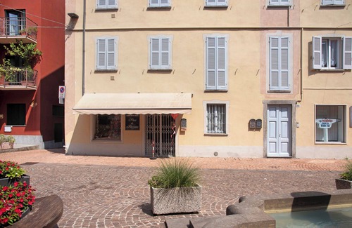Germignaga House | Holiday Home 'La Piazzetta' with Mountain View and Wi-Fi