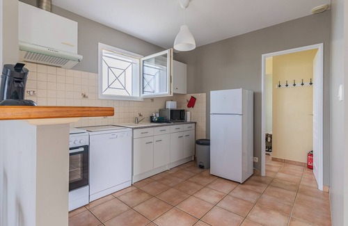 Valeyrac House | Holiday Home 'Le Pin Franc' with Private Terrace, Private Garden and Wi-Fi