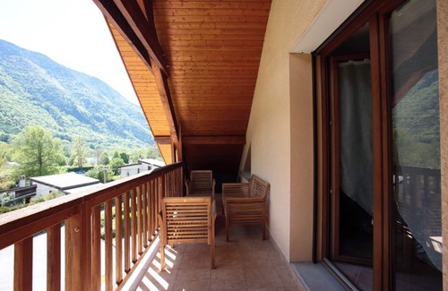 Valbonnais House | Holiday Home 'Les Rives Du Lac Valbonnais' with Lake View, Private Garden and Wi-Fi