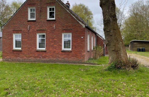 Hage House | Holiday Home 'Linden' with Shared Garden and Wi-Fi