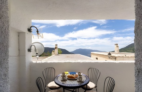 Capileira House | Holiday Home 'Los Compadres' with Mountain View, Shared Pool and Wi-Fi