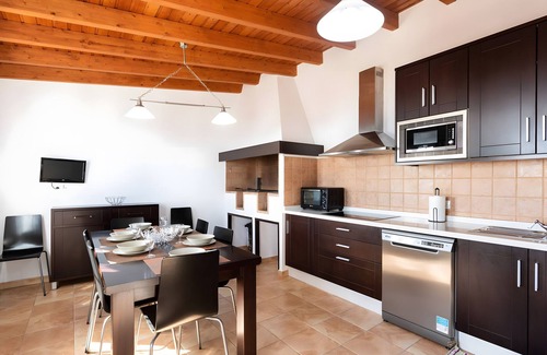 Villa de Mazo House | Holiday Home 'Los Duraznos' with Private Terrace, Private Garden and Wi-Fi