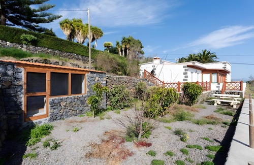 Villa de Mazo House | Holiday Home 'Los Duraznos' with Private Terrace, Private Garden and Wi-Fi