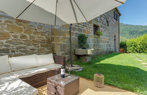 Londa House | Holiday Home 'Luxury Country Retreat La Stallina' with Mountain View, Wi-Fi and Air Conditioning