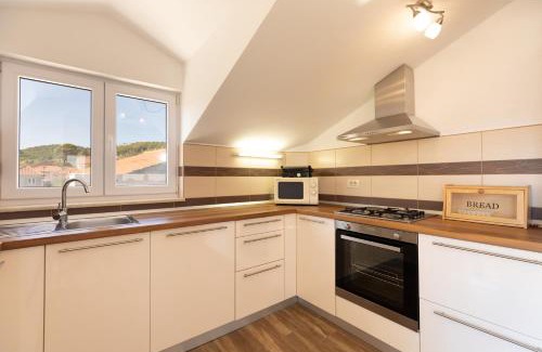 Slatine House | Holiday Home Lydia