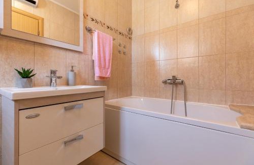 Slatine House | Holiday Home Lydia