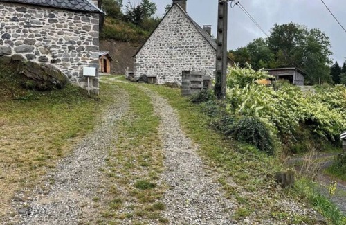 Chastreix House | Holiday Home 'Maison De Famille De 1823' with Private Terrace and Wi-Fi