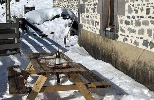 Chastreix House | Holiday Home 'Maison De Famille De 1823' with Private Terrace and Wi-Fi