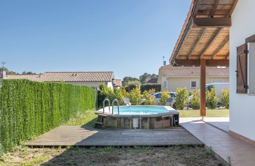 Tosse House | Holiday Home 'Maison Pour 6 Personnes' with Pool, Terrace & Wi-Fi