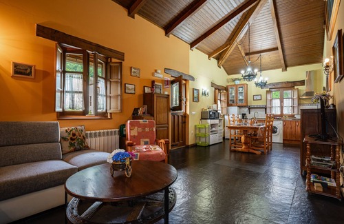Villayon House | Holiday Home 'Maseda 1' with Mountain View, Shared Terrace and Private Garden