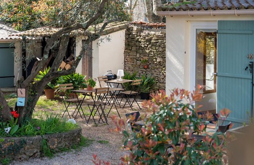 Garrigues House | Holiday Home 'Mazet' with Private Terrace, Private Garden and Wi-Fi