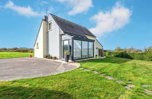 Camaret-sur-Mer House | Holiday Home "Meublé de Tourisme Acanthe" with Sea View, Private Terrace & Wi-Fi