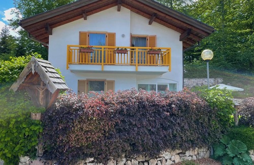 Mendel Pass House | Holiday Home 'Mendelhaus' with Mountain View, Private Garden and Wi-Fi