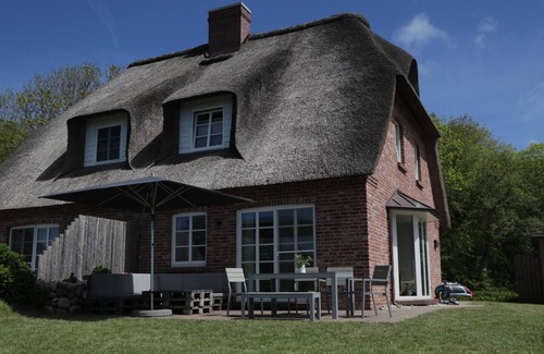 Tating House | Holiday Home 'Mynreet' with Private Terrace and Wi-Fi