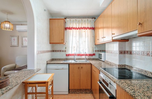 Los Arenales del Sol House | Holiday Home 'Playa Carabassi' with Shared Pool, Private Terrace and Wi-Fi