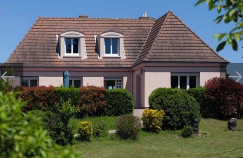 Paray-le-Monial House | Holiday Home 'Proprit Haut De Gamme Le Clos' with Private Terrace, Private Garden and Wi-Fi
