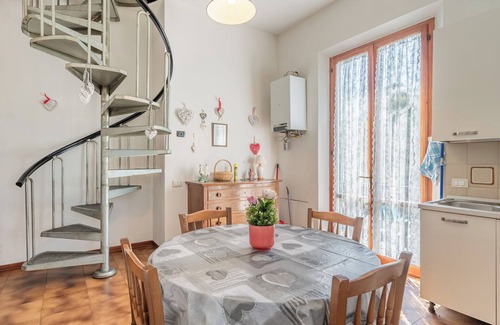 Fucecchio House | Holiday Home 'Ruben' with Shared Pool, Private Terrace and Wi-Fi
