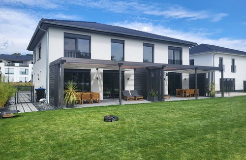 Pouch House | Holiday Home 'Schlossterrassen 8b' with Lake View, Private Terrace and Wi-Fi