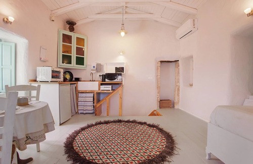 Korithi House | Holiday Home 'Sira Stonehouse Lll' with Sea View, Wi-Fi and Air Conditioning