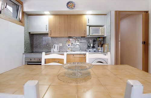 Cabeco da Ponta House | Holiday Home 'Sun and Moon' close to the Beach with Sea View, Terrace & Wi-Fi