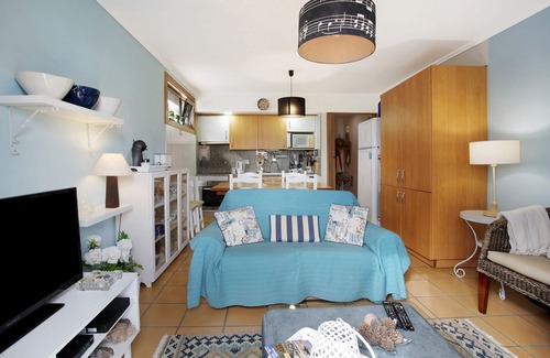 Cabeco da Ponta House | Holiday Home 'Sun and Moon' close to the Beach with Sea View, Terrace & Wi-Fi