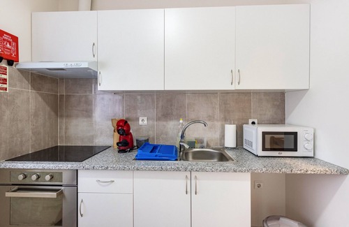 Oliveira De Azemeis House | Holiday Home 'T1 Perto Do Porto' with Mountain View, Private Terrace and Wi-Fi
