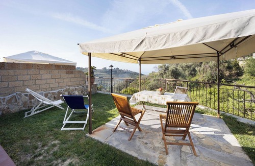 Pompeiana House | Holiday Home 'Timo' with Sea View, Shared Pool & A/C