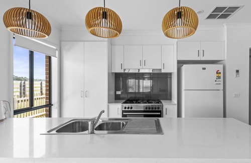Officer House | Holiday Home VIC Officer 5BR WiFi Parking