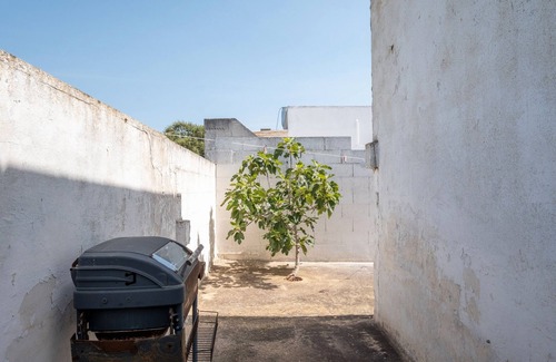 Padula Fede House | Holiday Home 'Villa Respiro Azzurro' with Private Garden and Air Conditioning