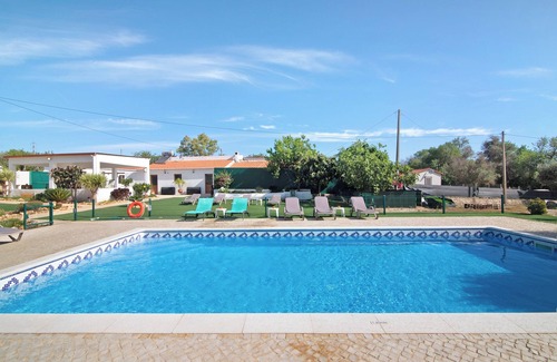 Albufeira House | Holiday Home 'Villa Assumadas' with Mountain View, Wi-Fi and Air Conditioning