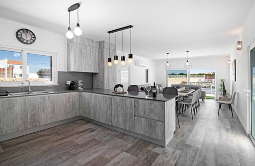 Silves House | Holiday Home 'Villa Flora' with Mountain View, Wi-Fi and Air Conditioning