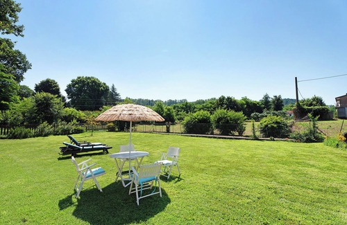 Angera House | Holiday Home 'Villa Fox' with Garden, Balcony and Shared Wi-Fi