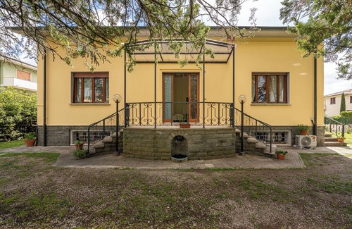 Altopascio House | Holiday Home 'Villa Irini' with Private Garden, Wi-Fi and Air Conditioning
