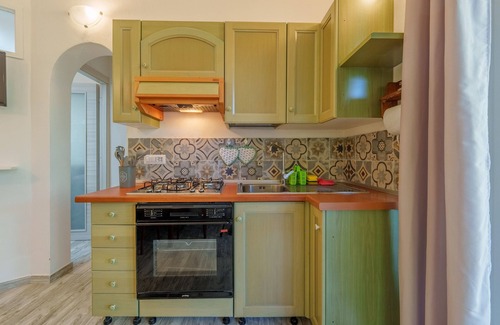 Rudalza House | Holiday Home 'Villa Verde' with Private Terrace, Private Garden and Air Conditioning