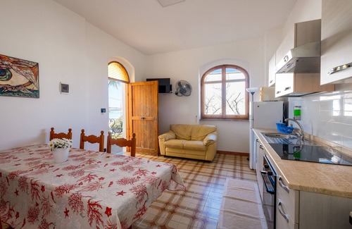 Sant'Isidoro House | Holiday Home 'Villa Gaudì - Milà' with Private Terrace, Wi-Fi and Air Conditioning