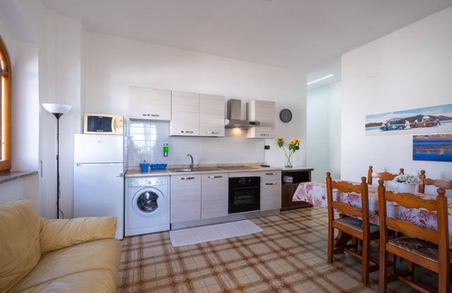 Sant'Isidoro House | Holiday Home 'Villa Gaudì - Milà' with Private Terrace, Wi-Fi and Air Conditioning